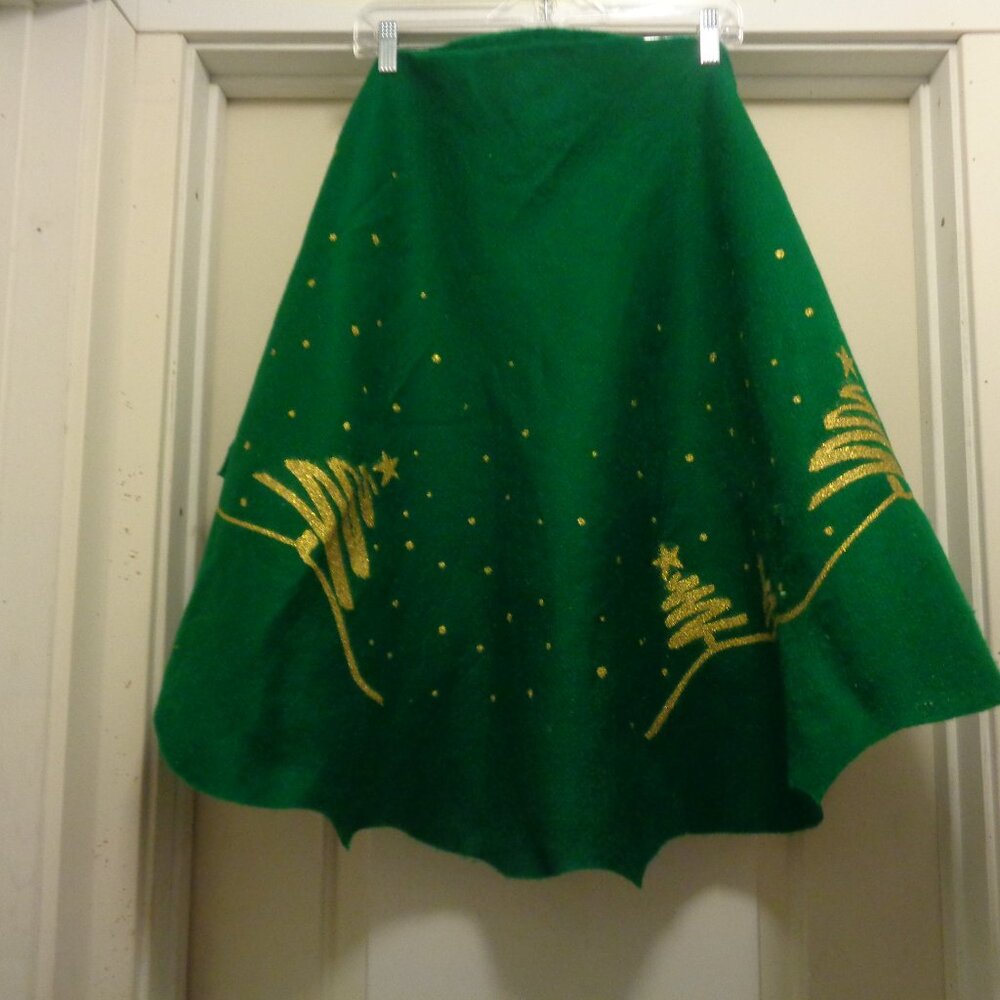 VINTAGE 1950S OR 1960S GREEN FELT WITH GOLD SWIRLS & TREES CHRISTMAS TREE SKIRT